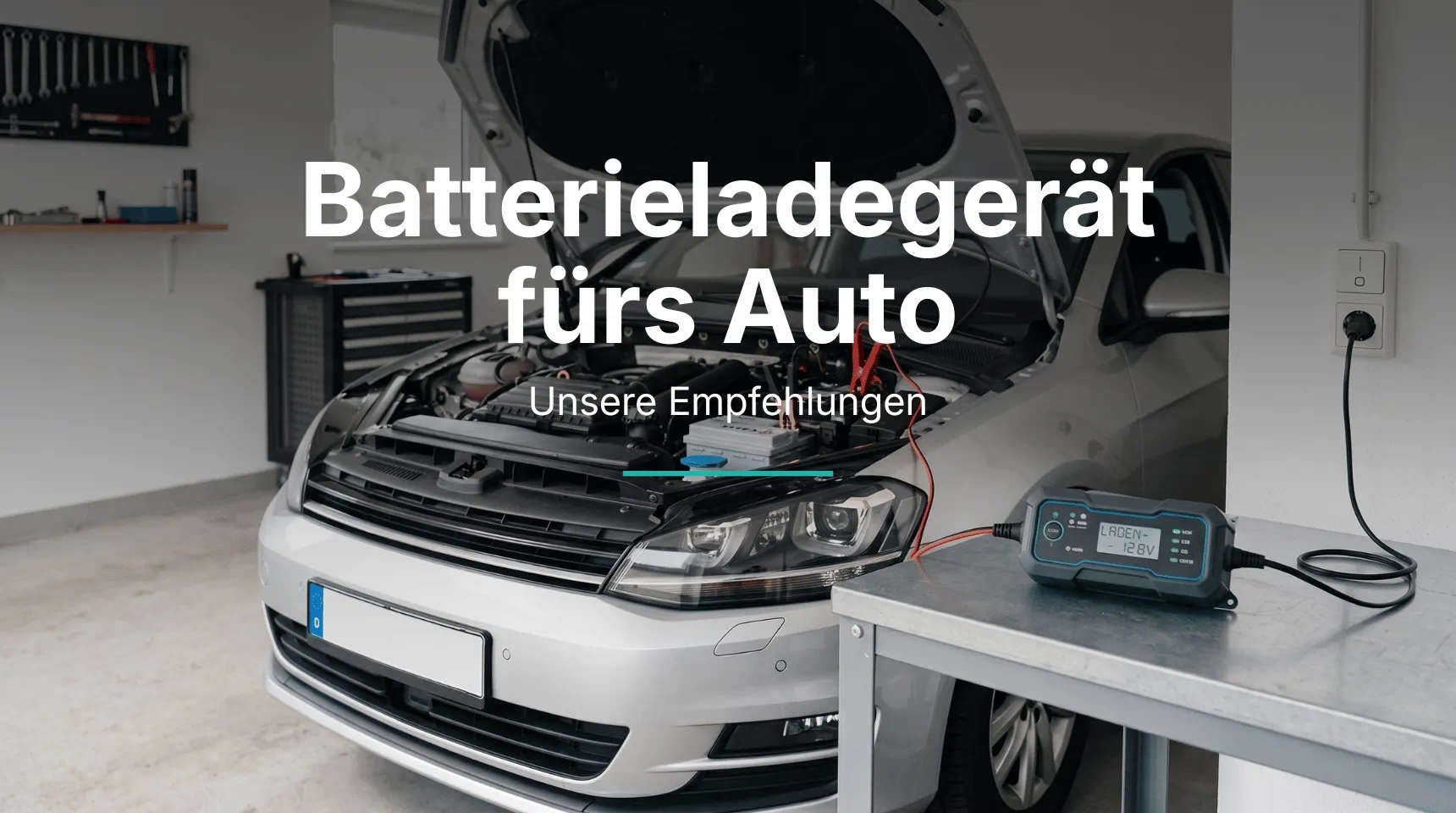 Batterieladegerät am Auto beim Laden der Autobatterie