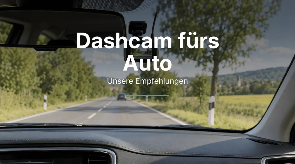 Dashcam neben dem Rückspiegel an der Windschutzscheibe mit Blick auf eine Landstraße.
