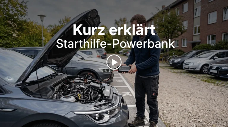 Starthilfe-Powerbank beim Auto mit geöffneter Motorhaube