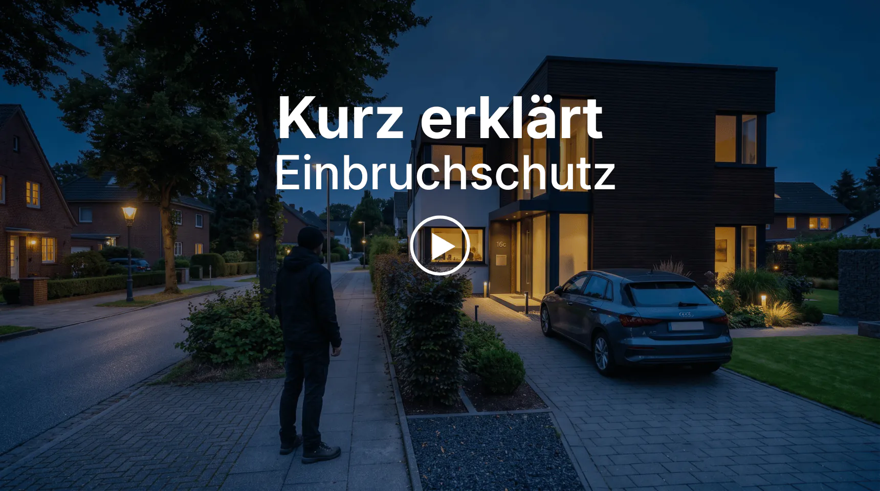 Beitragsbild der Serie „Kurz erklärt“ zum Thema Einbruchschutz mit Wohnhaus in der Abenddämmerung | Alltagssicherheit